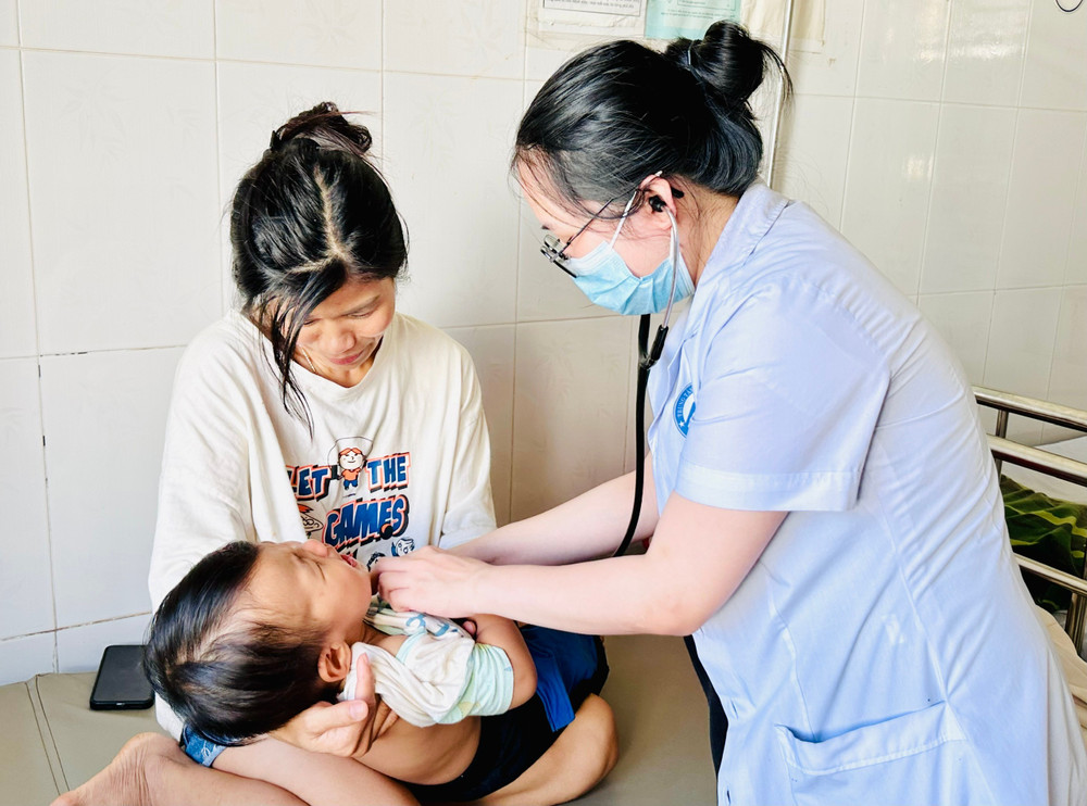 Bác sĩ Khoa Nội-Nhi-Nhiễm (Trung tâm Y tế TP. Pleiku) thăm khám cho bệnh nhi mắc sốt xuất huyết. Ảnh: N.N bac-si-tham-kham-cho-benh-nhi-mac-sot-xuat-huyet-tai-khoa-noi-nhi-nhiem-trung-tam-y-te-tp-pleiku-anh-nhu-nguyen.jpg