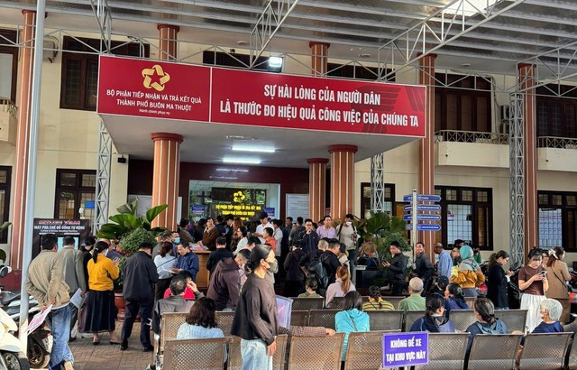 Người dân tới bộ phận tiếp nhận và trả kết quả của UBND TP Buôn Ma Thuột thực hiện các thủ tục chủ yếu là liên quan đất đai. Ảnh: CAO NGUYÊN Người dân tới bộ phận tiếp nhận và trả kết quả của UBND TP Buôn Ma Thuột thực hiện các thủ tục chủ yếu là liên quan đất đai. Ảnh: CAO NGUYÊN