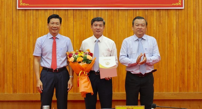 Ông Trương Văn Hoàn (giữa), nhận quyết định và hoa chúc mừng của lãnh đạo tỉnh Tây Ninh. Ảnh: BTN Ông Trương Văn Hoàn (giữa), nhận quyết định và hoa chúc mừng của lãnh đạo tỉnh Tây Ninh. Ảnh: BTN