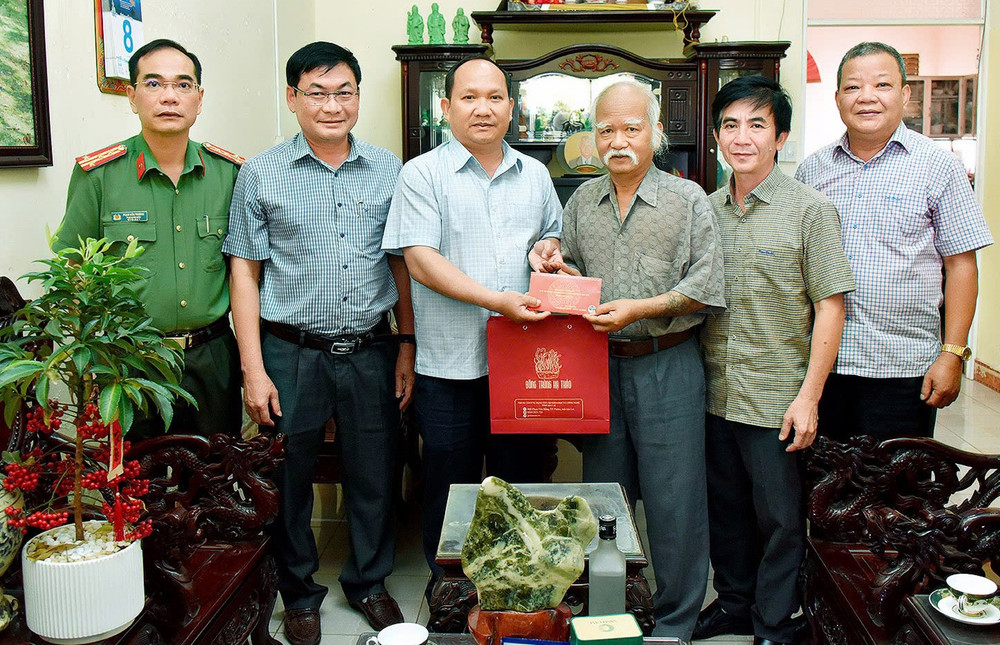 Chủ tịch UBND tỉnh Rah Lan Chung (thứ 3 từ trái sang) và đoàn công tác thăm, tặng quà đồng chí Ksor Phước. Ảnh: Đ.T 5.jpg