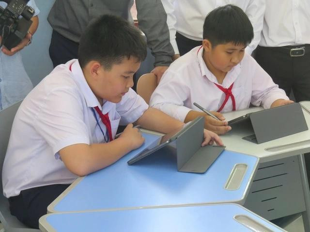 Học sinh tiếp thu bài giảng qua nền tảng trực tuyến Học sinh tiếp thu bài giảng qua nền tảng trực tuyến