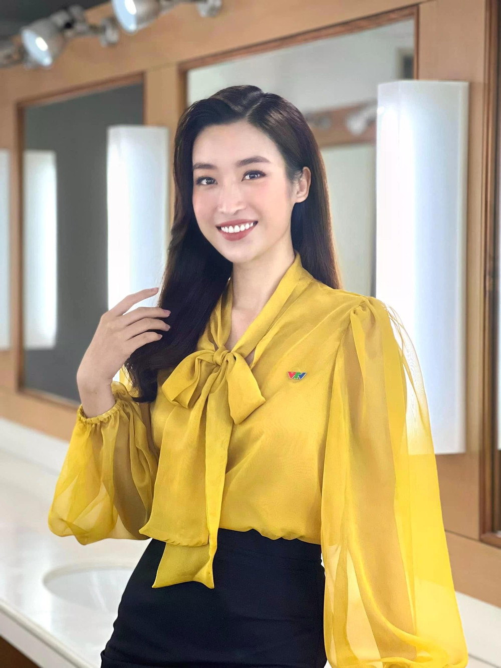 Ngoài nhan sắc xinh đẹp, Đỗ Mỹ Linh còn có khả năng ăn nói lưu loát. Nhờ vậy, cô được giao vai trò MC chương trình Ký ức thể thao của Đài truyền hình Việt Nam. Hoa hậu Việt Nam 2016 nói bản thân yêu thích và thấy đây là công việc phù hợp với mình. Cô cũng từng khẳng định sẽ gắn bó với vai trò MC lâu dài chứ không chỉ để làm hình ảnh. Ảnh: FBNV Ngoài nhan sắc xinh đẹp, Đỗ Mỹ Linh còn có khả năng ăn nói lưu loát. Nhờ vậy, cô được giao vai trò MC chương trình Ký ức thể thao của Đài truyền hình Việt Nam. Hoa hậu Việt Nam 2016 nói bản thân yêu thích và thấy đây là công việc phù hợp với mình. Cô cũng từng khẳng định sẽ gắn bó với vai trò MC lâu dài chứ không chỉ để làm hình ảnh. Ảnh: FBNV