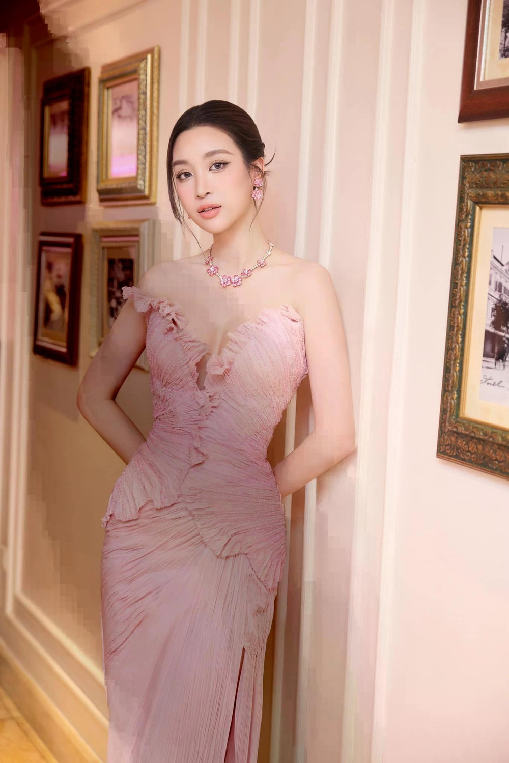Thành tích cao ở các cuộc thi nhan sắc mở ra nhiều cơ hội để Đỗ Mỹ Linh làm người mẫu trình diễn thời trang hay ngồi ghế nóng các cuộc thi. Cô xây dựng hình ảnh thanh lịch, thỉnh thoảng làm mới mình với những thiết kế gợi cảm, tôn đường cong. Trong chặng đường làm nghệ thuật, người đẹp 9X kín tiếng chuyện đời tư. Ảnh: FBNV Thành tích cao ở các cuộc thi nhan sắc mở ra nhiều cơ hội để Đỗ Mỹ Linh làm người mẫu trình diễn thời trang hay ngồi ghế nóng các cuộc thi. Cô xây dựng hình ảnh thanh lịch, thỉnh thoảng làm mới mình với những thiết kế gợi cảm, tôn đường cong. Trong chặng đường làm nghệ thuật, người đẹp 9X kín tiếng chuyện đời tư. Ảnh: FBNV