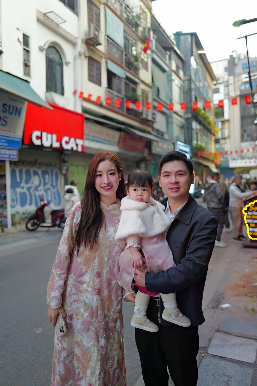 Sau khi lập gia đình, Đỗ Mỹ Linh thoải mái hơn trong việc chia sẻ hình ảnh cùng người bạn đời trên mạng xã hội. Người đẹp sinh năm 1996 nói thời gian đầu, cô còn bỡ ngỡ trong việc làm dâu, phải học hỏi từ mẹ chồng. Tổ ấm của nàng hậu thêm gắn kết khi đón con gái đầu lòng là bé Tuệ An. Ảnh: FBNV Sau khi lập gia đình, Đỗ Mỹ Linh thoải mái hơn trong việc chia sẻ hình ảnh cùng người bạn đời trên mạng xã hội. Người đẹp sinh năm 1996 nói thời gian đầu, cô còn bỡ ngỡ trong việc làm dâu, phải học hỏi từ mẹ chồng. Tổ ấm của nàng hậu thêm gắn kết khi đón con gái đầu lòng là bé Tuệ An. Ảnh: FBNV