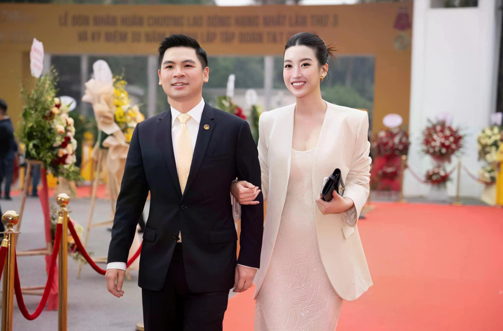 Vì khá kín tiếng trong chuyện tình cảm nên thông tin Đỗ Mỹ Linh kết hôn với doanh nhân Đỗ Vinh Quang - Chủ tịch Câu lạc bộ bóng đá Hà Nội từng khiến nhiều người bất ngờ. Sau khi lập gia đình, nàng hậu chọn cuộc sống bình yên, thỉnh thoảng góp mặt trong các sự kiện giải trí để ủng hộ đồng nghiệp. Ảnh: FBNV Vì khá kín tiếng trong chuyện tình cảm nên thông tin Đỗ Mỹ Linh kết hôn với doanh nhân Đỗ Vinh Quang - Chủ tịch Câu lạc bộ bóng đá Hà Nội từng khiến nhiều người bất ngờ. Sau khi lập gia đình, nàng hậu chọn cuộc sống bình yên, thỉnh thoảng góp mặt trong các sự kiện giải trí để ủng hộ đồng nghiệp. Ảnh: FBNV