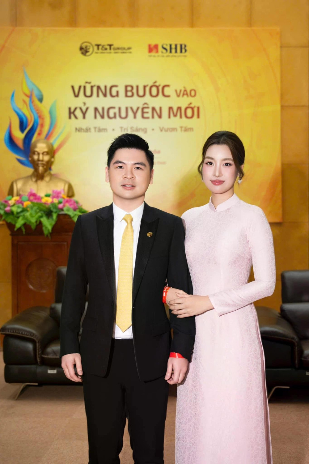 Mới đây, Đỗ Mỹ Linh gây chú ý khi xác nhận đã bắt đầu làm việc cho tập đoàn của gia đình chồng từ vài tháng trước. Người đẹp đảm nhận vai trò phó chủ tịch cho một công ty quản lý trung tâm thương mại. Đỗ Mỹ Linh nói vì chưa có nhiều kinh nghiệm trong môi trường công sở nên cô không ngại học hỏi, cố gắng để đáp lại sự kỳ vọng của mọi người. Ảnh: FBNV Mới đây, Đỗ Mỹ Linh gây chú ý khi xác nhận đã bắt đầu làm việc cho tập đoàn của gia đình chồng từ vài tháng trước. Người đẹp đảm nhận vai trò phó chủ tịch cho một công ty quản lý trung tâm thương mại. Đỗ Mỹ Linh nói vì chưa có nhiều kinh nghiệm trong môi trường công sở nên cô không ngại học hỏi, cố gắng để đáp lại sự kỳ vọng của mọi người. Ảnh: FBNV