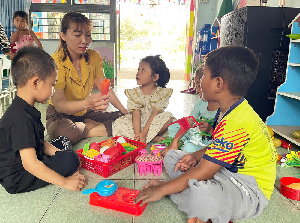 Cô Trần Thị Thanh Thủy (giáo viên lớp 4 tuổi) hướng dẫn học sinh làm quen với các đồ dùng, đồ chơi trong lớp. Ảnh: V.C co-tran-thi-thanh-thuy-giao-vien-lop-4-tuoi-huong-dan-cac-em-hoc-sinh-lam-quen-voi-cac-do-dung-do-choi-trong-lop-hoc-anh-vu-chi.jpg