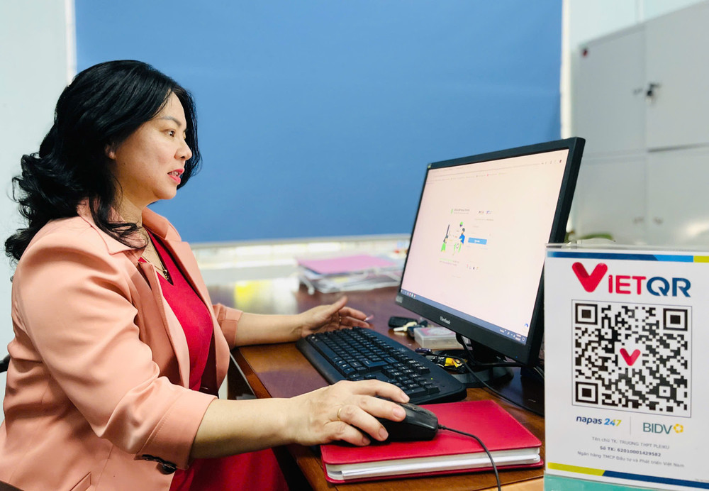 Trường THPT Pleiku thực hiện có hiệu quả hình thức thanh toán không dùng tiền mặt. Ảnh: T.D ke-toan-truong-thpt-pleiku-cho-biet-cac-khoan-thu-duoc-luu-tru-tren-he-thong-dien-tu-anh-td.jpg