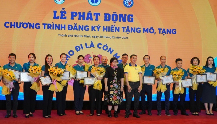 Những gia đình hiến tạng được tri ân tại Lễ phát động chương trình đăng ký hiến tặng mô, tạng. Những gia đình hiến tạng được tri ân tại Lễ phát động chương trình đăng ký hiến tặng mô, tạng.