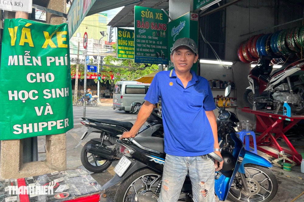 Anh Sang trước cửa tiệm hôm 2.4 Anh Sang trước cửa tiệm hôm 2.4