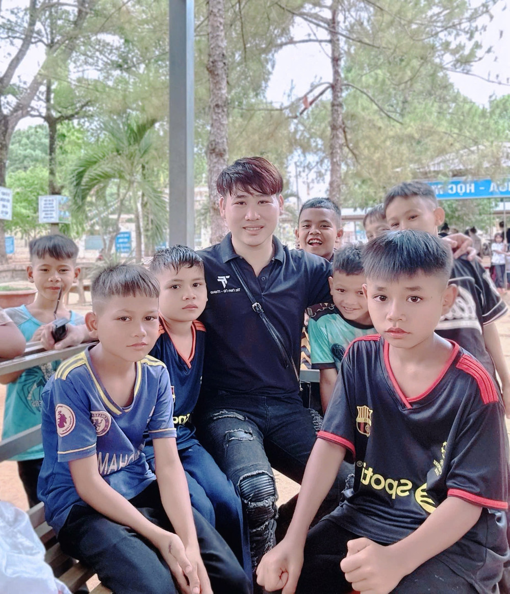 Anh Trần Minh Thảo-thành viên Câu lạc bộ Tóc thiện nguyện Đồng Tâm luôn dành tình yêu thương cho thiếu nhi có hoàn cảnh khó khăn. Ảnh: NVCC anh-tran-minh-thao-thanh-vien-cau-lac-bo-toc-thien-nguyen-dong-tam-luon-danh-tinh-yeu-thuong-cho-thieu-nhi-co-hoan-canh-kho-khan-anh-nvcc.jpg