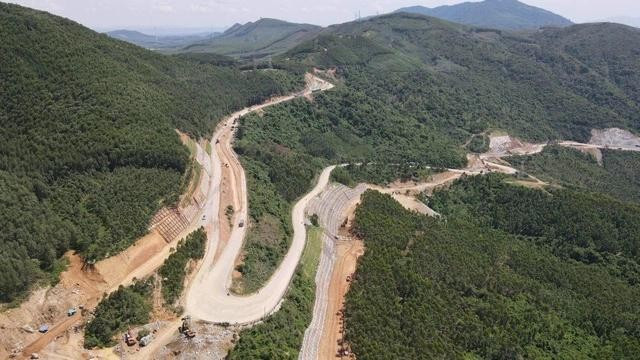 Đèo An Khê trên QL19 hiểm trở, gây khó khăn cho các phương tiện lưu thông Đèo An Khê trên QL19 hiểm trở, gây khó khăn cho các phương tiện lưu thông