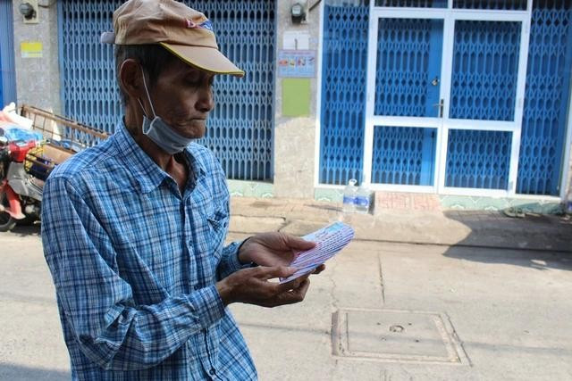 80 tuổi, cụ Phát vẫn đi bán vé số. Nhiều lần cụ bị kẻ gian tráo vé số giả, đưa tiền giả 80 tuổi, cụ Phát vẫn đi bán vé số. Nhiều lần cụ bị kẻ gian tráo vé số giả, đưa tiền giả