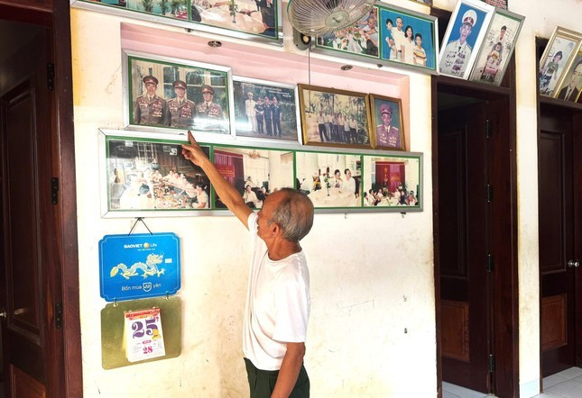 Cựu binh Nguyễn Văn Tính bên những tấm ảnh chụp cùng đồng đội. Cựu binh Nguyễn Văn Tính bên những tấm ảnh chụp cùng đồng đội.