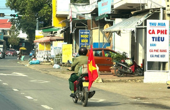 Cựu binh Tính độc hành trên chiếc xe máy quen thuộc với lá cờ đỏ sao vàng. Cựu binh Tính độc hành trên chiếc xe máy quen thuộc với lá cờ đỏ sao vàng.