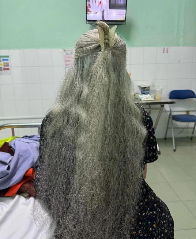 Suối tóc dài thẳng, mượt của cụ bà khiến mọi người trầm trồ, ao ước Suối tóc dài thẳng, mượt của cụ bà khiến mọi người trầm trồ, ao ước