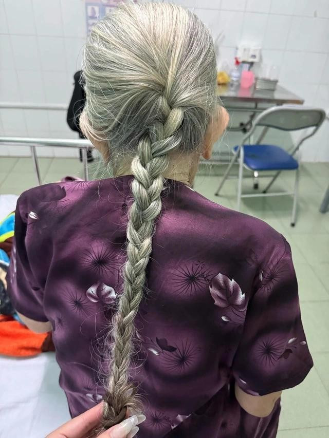 Cụ bà được cô cháu gái tết rất nhiều kiểu tóc xinh xắn Cụ bà được cô cháu gái tết rất nhiều kiểu tóc xinh xắn