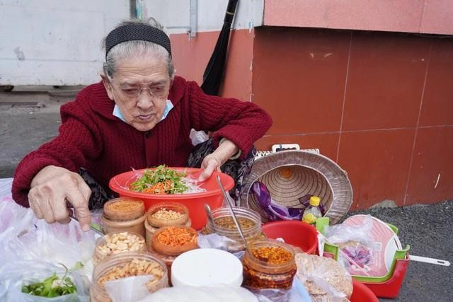 Mắt trái bà Điền đã mù, mắt phải từng mổ nhưng nước mắt cứ chảy Mắt trái bà Điền đã mù, mắt phải từng mổ nhưng nước mắt cứ chảy