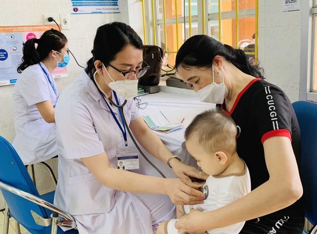 Khám sàng lọc trước khi tiêm vắc- xin phòng bệnh sởi tại Quảng Ninh Khám sàng lọc trước khi tiêm vắc- xin phòng bệnh sởi tại Quảng Ninh