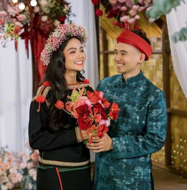 Khoảnh khắc tình cảm của H'Hen Niê và nhiếp ảnh gia Tuấn Khôi Khoảnh khắc tình cảm của H'Hen Niê và nhiếp ảnh gia Tuấn Khôi
