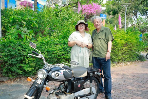 Nhà báo Trần Mai Hưởng gặp lại chị Vĩnh An sau 49 năm, tháng 3/2024. Nhà báo Trần Mai Hưởng gặp lại chị Vĩnh An sau 49 năm, tháng 3/2024.