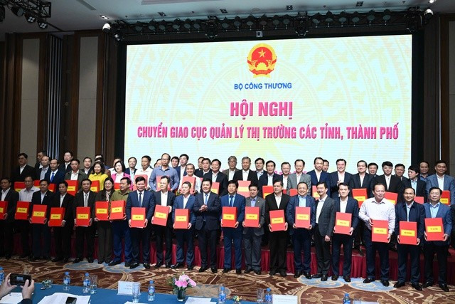 Lễ chuyển giao Cục Quản lý thị trường các tỉnh, thành phố về địa phương Lễ chuyển giao Cục Quản lý thị trường các tỉnh, thành phố về địa phương