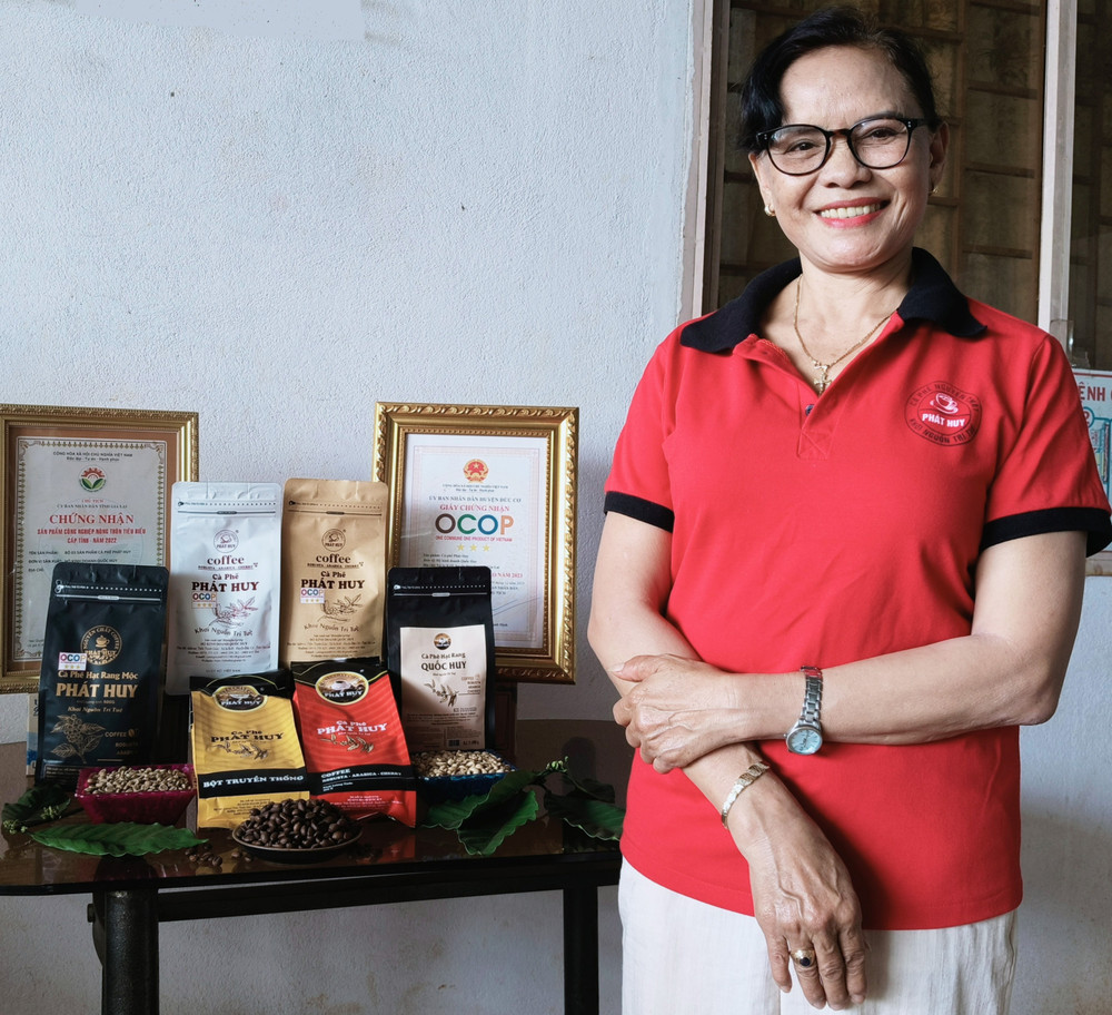 Bà Nguyễn Thị Cảm bên các sản phẩm cà phê rang xay mang thương hiệu Coffee Phát Huy. Ảnh: Đ.L 2.jpg
