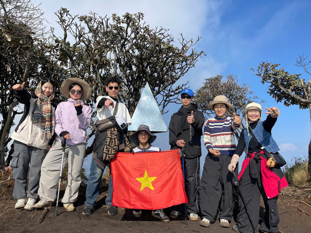 Trần Hà Phương (ngoài cùng bên trái) trekking tự túc núi Nhìu Cồ San cùng bạn bè. Trần Hà Phương (ngoài cùng bên trái) trekking tự túc núi Nhìu Cồ San cùng bạn bè.