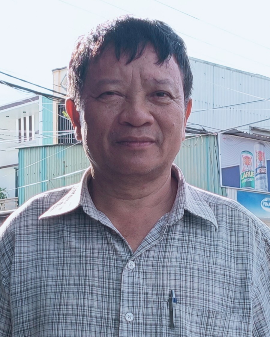 Ông Nguyễn Xuân Hiển-Tổ trưởng Tổ dân phố 5 mong muốn các cấp tiếp tục đầu tư để cải tạo và hoàn thiện hệ thống giao thông. Ảnh: Đồng Lai 1.jpg
