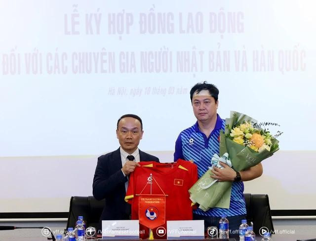 Ông Lee Woon-jae từng cùng đội tuyển Việt Nam vô địch AFF Cup 2024 Ông Lee Woon-jae từng cùng đội tuyển Việt Nam vô địch AFF Cup 2024