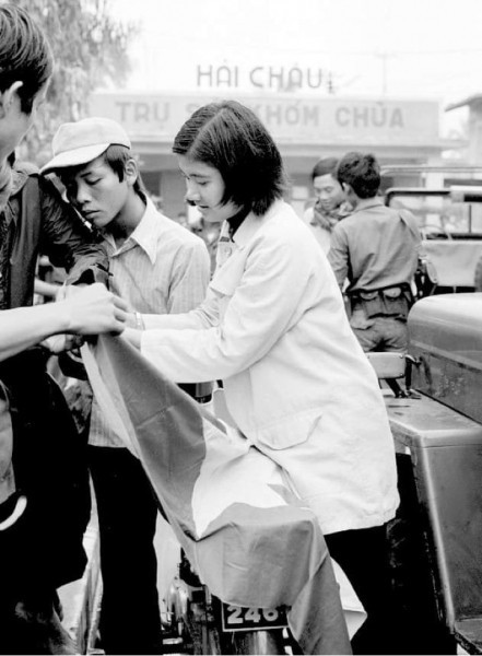 Nữ chiến sĩ tự vệ Vĩnh An trong ngày đầu Đà Nẵng giải phóng, tháng 3/1975. Ảnh: Đinh Quang Thành - TTXVN. Nữ chiến sĩ tự vệ Vĩnh An trong ngày đầu Đà Nẵng giải phóng, tháng 3/1975. Ảnh: Đinh Quang Thành - TTXVN.