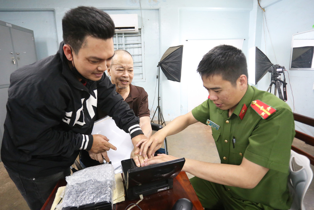 Để giảm tải “ùn tắc”, lực lượng Công an thực hiện cấp căn cước công dân và định danh điện tử cho người dân cả ngày thứ bảy và chủ nhật. Ảnh: L.V.N luc-luong-cong-an-thuc-hien-cap-can-cuoc-va-dinh-danh-dien-tu-ca-ngay-thu-7-va-chu-nhat-anh-van-ngoc.jpg