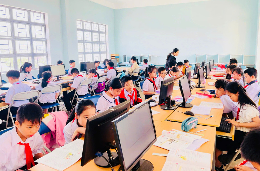 Trường Tiểu học Nguyễn Bỉnh Khiêm (phường Yên Thế, TP. Pleiku) triển khai thanh toán không dùng tiền mặt trong trường học từ năm học 2023-2024. Ảnh: T.D truong-tieu-hoc-nguyen-binh-khiem-phuong-yen-the-tp-pleiku-trien-khai-thanh-toan-khong-dung-tien-mat-trong-truong-hoc-tu-nam-hoc-2023-2024-a-td.jpg