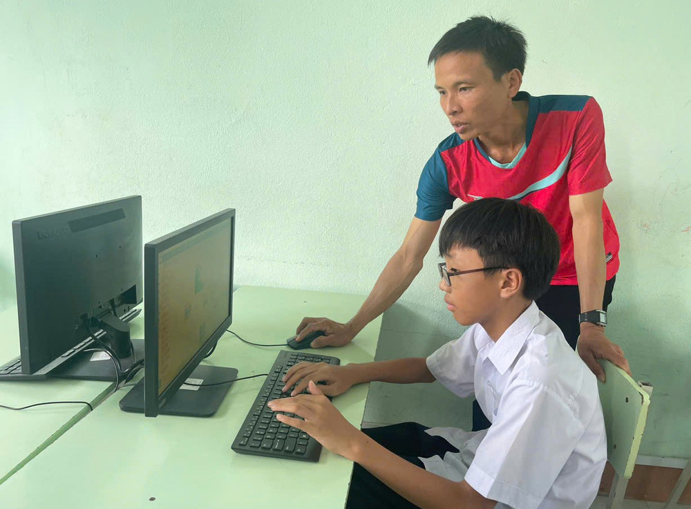 Thầy Nguyễn Thái Trân (giáo viên Tin học, chủ nhiệm lớp 6, Trường Tiểu học và THCS Đinh Núp) dành thời gian ngoài giờ học ôn tập để nâng cao kiến thức cho học sinh. Ảnh: V.C thay-nguyen-thai-tran-giao-vien-tin-hoc-chu-nhiem-lop-6-truong-tieu-hoc-va-thcs-dinh-nup-danh-thoi-gian-ngoai-gio-hoc-on-tap-de-nang-cao-kien-thuc-cho-hoc-sinh-anh-vu-chi.jpg