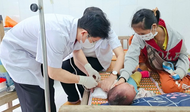 Chăm sóc trẻ sốt phát ban nghi sởi tại huyện Nam Trà My, Quảng Nam. Ảnh: Nhandan Chăm sóc trẻ sốt phát ban nghi sởi tại huyện Nam Trà My, Quảng Nam. Ảnh: Nhandan