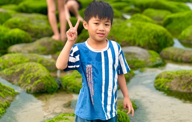 Các gia đình cũng đưa con cái đến để tắm biển, vui chơi Các gia đình cũng đưa con cái đến để tắm biển, vui chơi