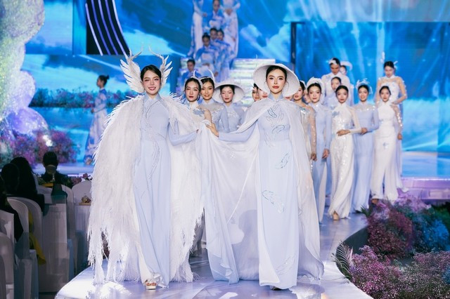 Huỳnh Thị Thanh Thủy trình diễn áo dài Huỳnh Thị Thanh Thủy trình diễn áo dài