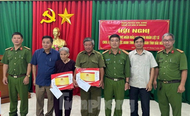 Đoàn công tác công an tỉnh thăm hỏi, chúc sức khỏe và trao tặng quà đến thân nhân, gia đình các liệt sĩ. Đoàn công tác công an tỉnh thăm hỏi, chúc sức khỏe và trao tặng quà đến thân nhân, gia đình các liệt sĩ.