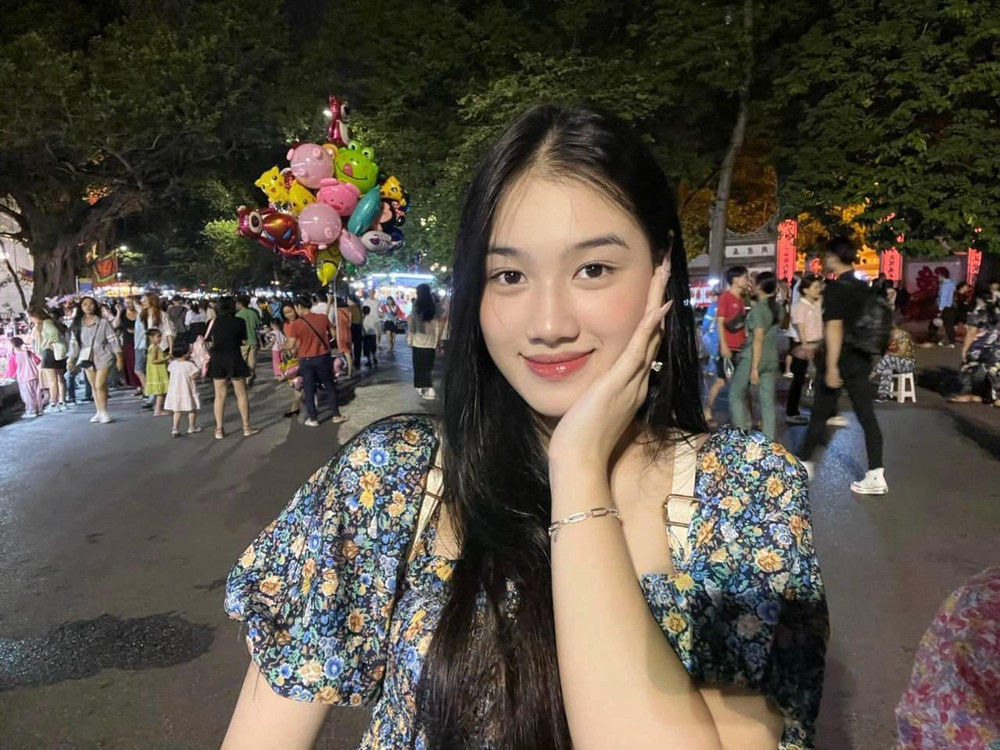 Khác với hình ảnh quyến rũ khi tham gia các cuộc thi nhan sắc, đời thường Thanh Vân sở hữu vẻ đẹp dịu dàng, nữ tính. Người đẹp thích diện trang phục thoải mái, trẻ trung đúng tuổi Khác với hình ảnh quyến rũ khi tham gia các cuộc thi nhan sắc, đời thường Thanh Vân sở hữu vẻ đẹp dịu dàng, nữ tính. Người đẹp thích diện trang phục thoải mái, trẻ trung đúng tuổi