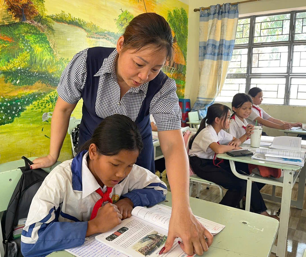 Cô Nguyễn Thị Kim Liên (giáo viên chủ nhiệm lớp 5.3 Trường Tiểu học Lê Văn Tám) dành thời gian kèm cặp thêm cho em Đinh Hậu sau thời gian dài vắng học. Ảnh: Vũ Chi co-nguyen-thi-kim-lien-giao-vien-chu-nhiem-lop-53-truong-tieu-hoc-le-van-tam-danh-thoi-gian-kem-cap-them-cho-em-dinh-hau-sau-thoi-gian-dai-vang-hoc-anh-vu-chi.jpg