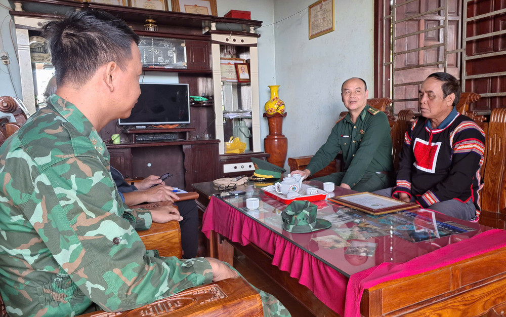 Già Rơ Lan Hlếk (làng Klăh, xã Ia Mơ, huyện Chư Prông) trò chuyện cùng cán bộ Đồn Biên phòng Ia Mơ. Ảnh: T.D 1-4877.jpg