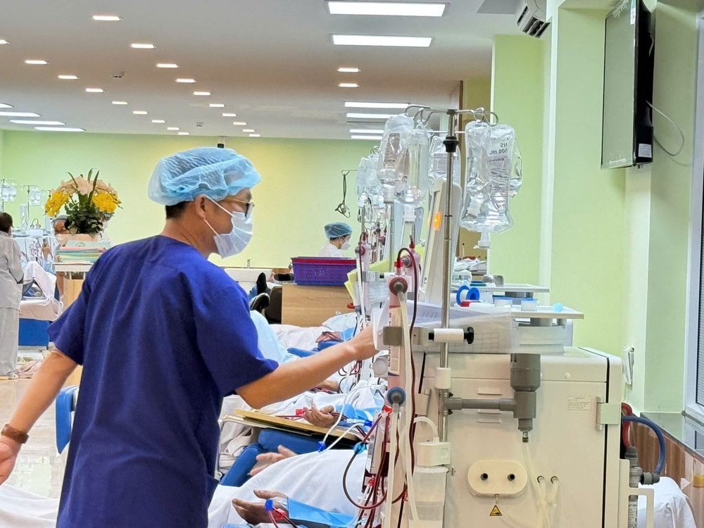 Hiện có hàng nghìn bệnh nhân chạy thận nhân tạo chờ được ghép thận. Hiện có hàng nghìn bệnh nhân chạy thận nhân tạo chờ được ghép thận.