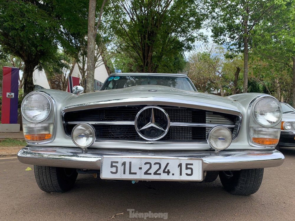 Với số lượng sở hữu đến 6 xe Mercedes-Benz 190SL, gần như ông đã sưu tập đủ dàn xe này ở Việt Nam. Với số lượng sở hữu đến 6 xe Mercedes-Benz 190SL, gần như ông đã sưu tập đủ dàn xe này ở Việt Nam.