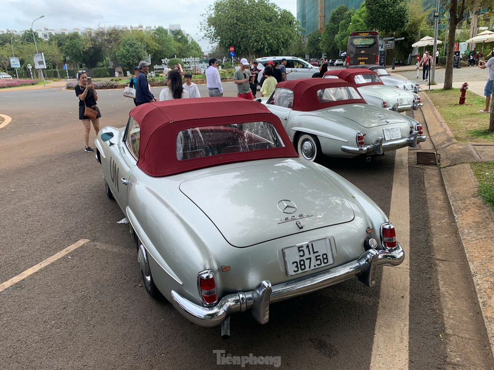 Trong số 6 chiếc xe Mercedes-Benz 190SL hàng hiếm, có 3 xe mui màu đỏ, 2 xe mui màu xanh và xe còn lại mui màu đen, được sắp xếp 2 vị trí đỗ tại Bảo tàng Thế giới cà phê. Trong số 6 chiếc xe Mercedes-Benz 190SL hàng hiếm, có 3 xe mui màu đỏ, 2 xe mui màu xanh và xe còn lại mui màu đen, được sắp xếp 2 vị trí đỗ tại Bảo tàng Thế giới cà phê.