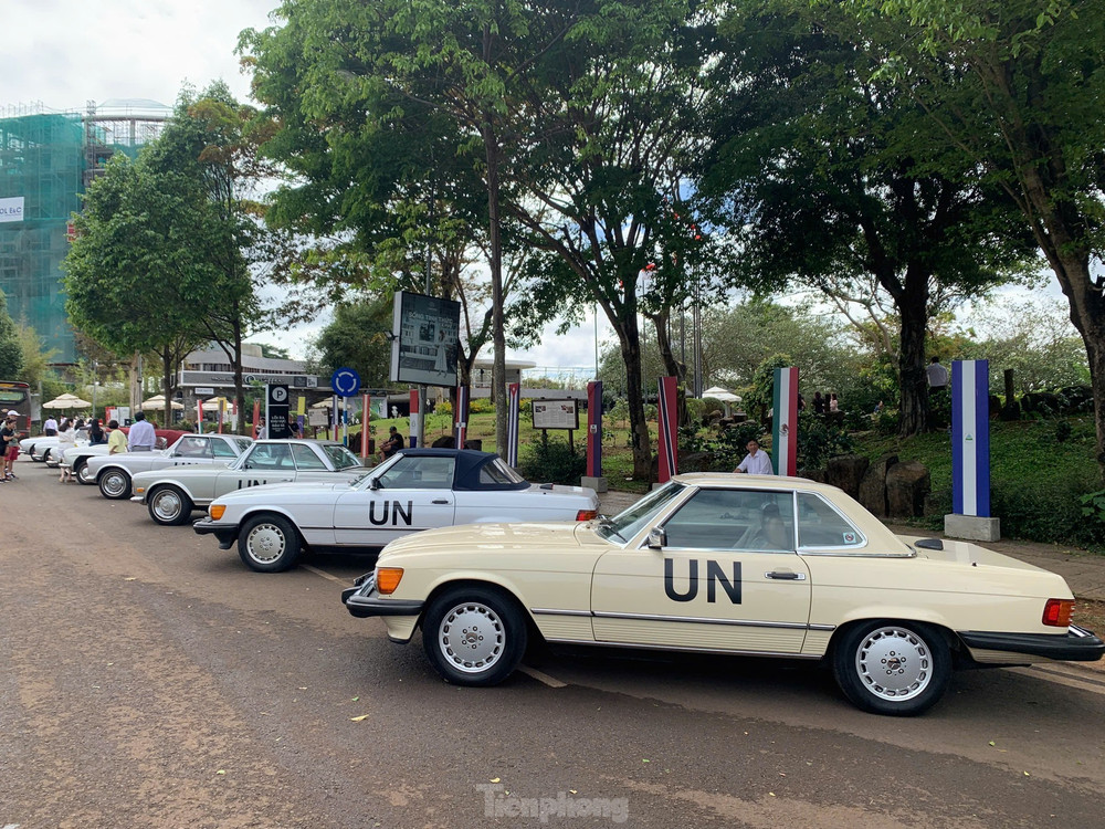 Ngoài ra, dàn xe trưng bày còn có Mercedes-Benz 230SL, 250SL (chỉ có 2 chiếc tại Việt Nam), 280SL, 380SL và 560SL là những mẫu xe độc lạ giúp giới mê xe cổ đã mắt khi chiêm ngưỡng. Ngoài ra, dàn xe trưng bày còn có Mercedes-Benz 230SL, 250SL (chỉ có 2 chiếc tại Việt Nam), 280SL, 380SL và 560SL là những mẫu xe độc lạ giúp giới mê xe cổ đã mắt khi chiêm ngưỡng.