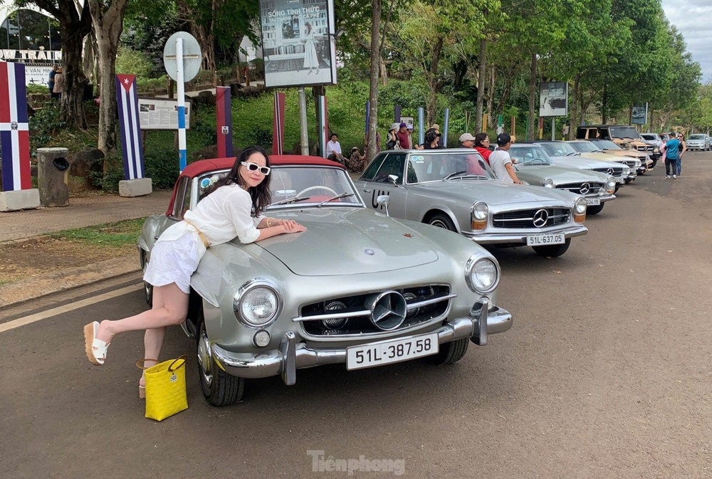 Trước đó, ông Đặng Lê Nguyên Vũ chỉ mới cho lộ diện 2 xe 190SL thông qua việc mình cầm lái trên đường. Trước đó, ông Đặng Lê Nguyên Vũ chỉ mới cho lộ diện 2 xe 190SL thông qua việc mình cầm lái trên đường.