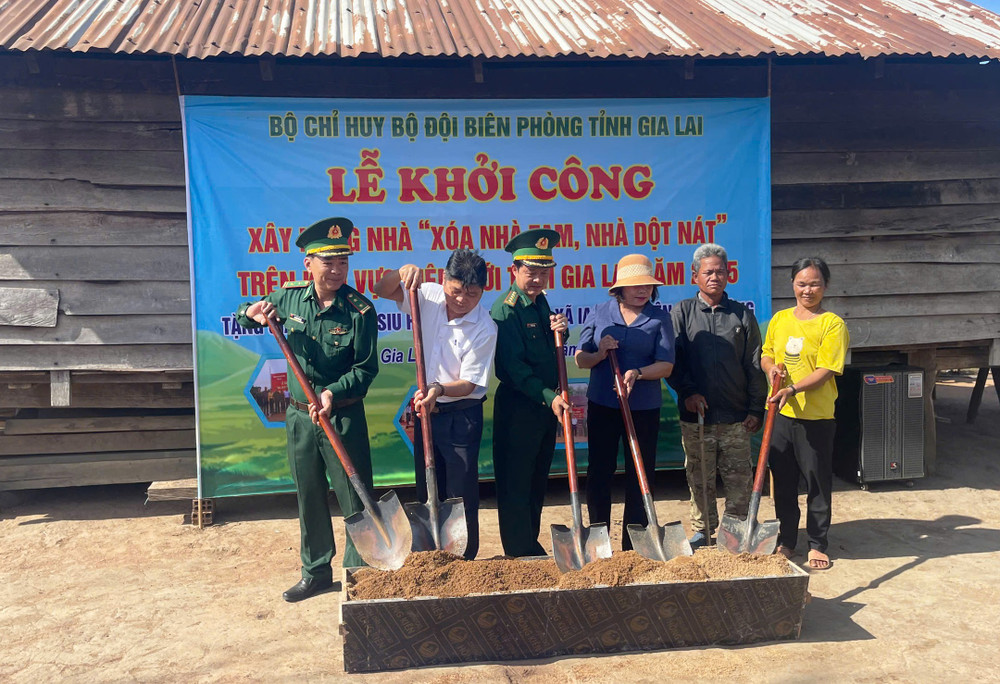 Lãnh đạo Bộ Chỉ huy Bộ đội Biên phòng tỉnh Gia Lai phối hợp cùng chính quyền địa phương khởi công xây dựng nhà thuộc chương trình xóa nhà tạm, nhà dột nát trên khu vực biên giới. Ảnh: T.D khoi-cong-xay-dung-nha-tinh-nghia-cho-nguoi-dan-o-xa-ia-mor-anh-td.jpg