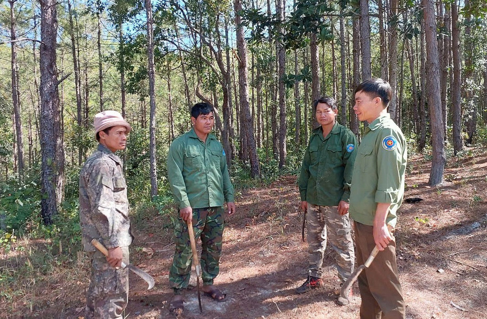 Cán bộ Ban Quản lý rừng phòng hộ Đông Bắc Chư Păh trao đổi cùng các hộ nhận khoán bảo vệ rừng. Ảnh: N.D can-bo-ban-quan-ly-rung-phong-ho-dong-bac-chu-pah-trao-doi-cung-cac-ho-nhan-khoan.jpg