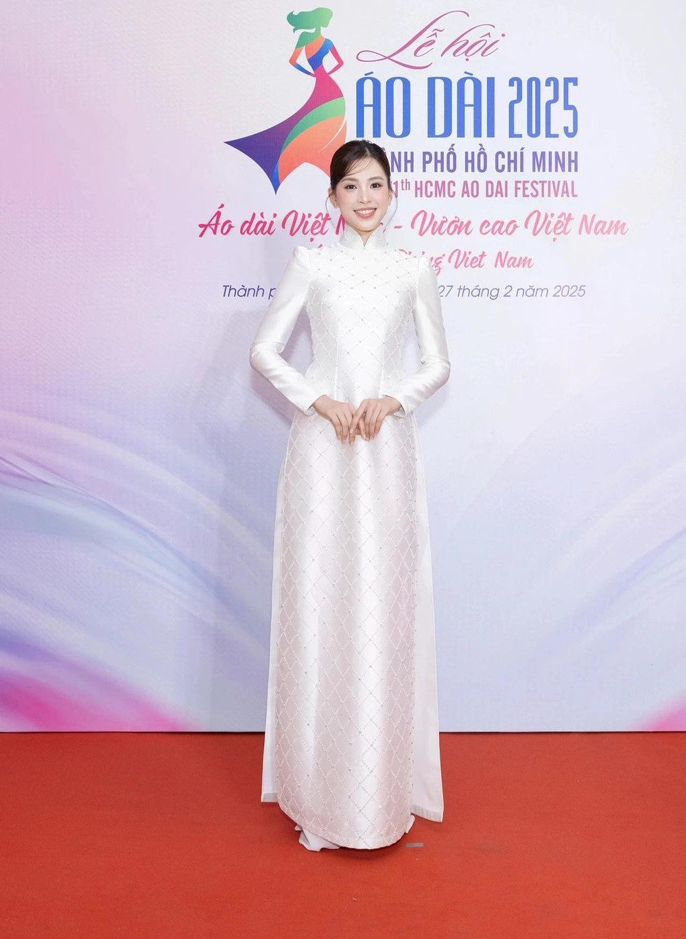 Hoa hậu Tiểu Vy nền nã trong tà áo dài truyền thống Hoa hậu Tiểu Vy nền nã trong tà áo dài truyền thống