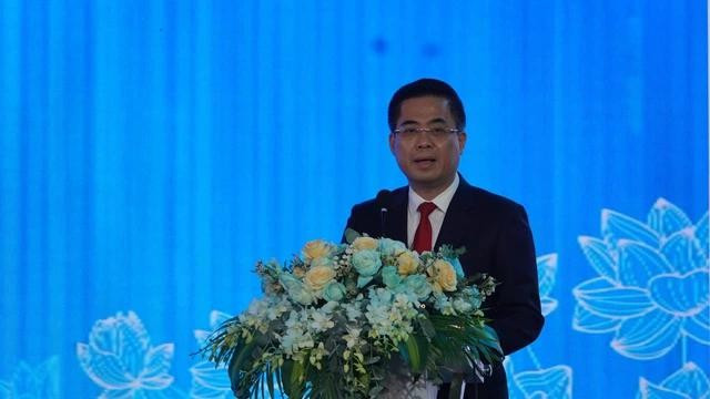 Ông Nguyễn Hoàng Giang, Chủ tịch UBND tỉnh Quảng Ngãi, phát biểu tại lễ khởi công dự án VSIP 2 Quảng Ngãi Ông Nguyễn Hoàng Giang, Chủ tịch UBND tỉnh Quảng Ngãi, phát biểu tại lễ khởi công dự án VSIP 2 Quảng Ngãi